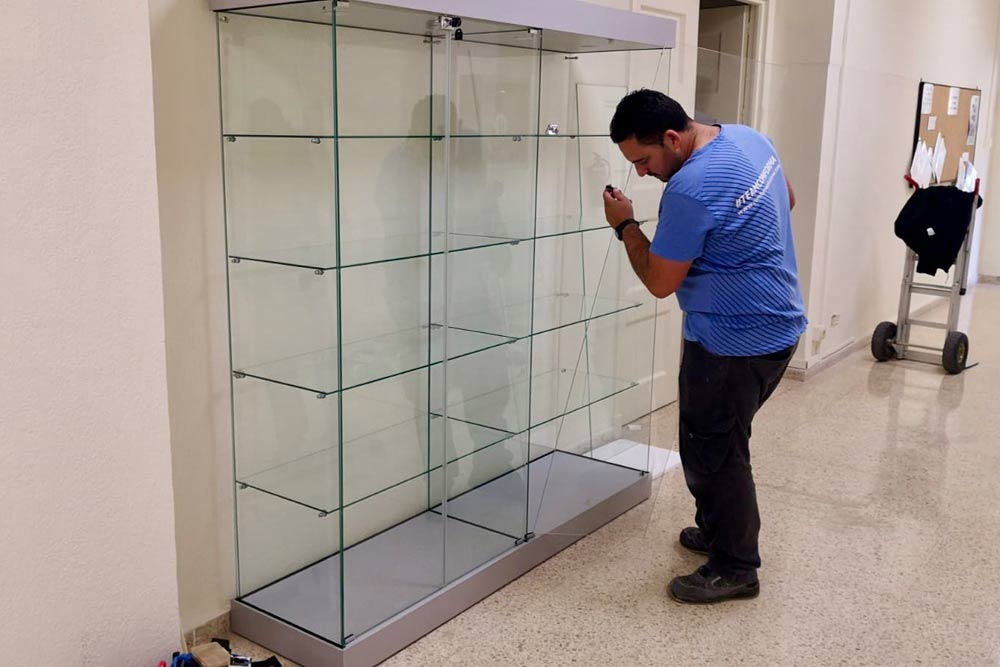 Alquiler de vitrinas expositoras bajas de cristal para exposiciones