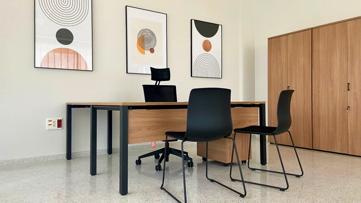 Láminas decorativas geométricas en despacho de dirección