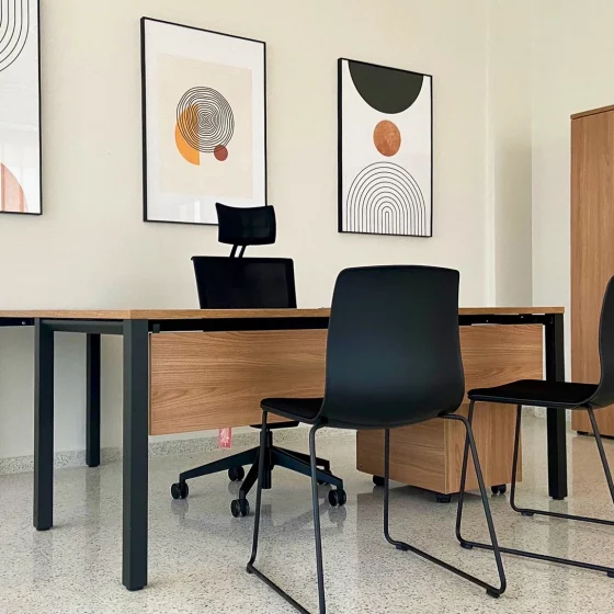 Láminas decorativas geométricas en despacho de dirección