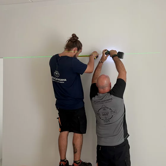 Instalación láminas decorativas montaje propio con nivel láser