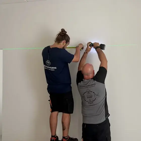 Instalación láminas decorativas montaje propio con nivel láser