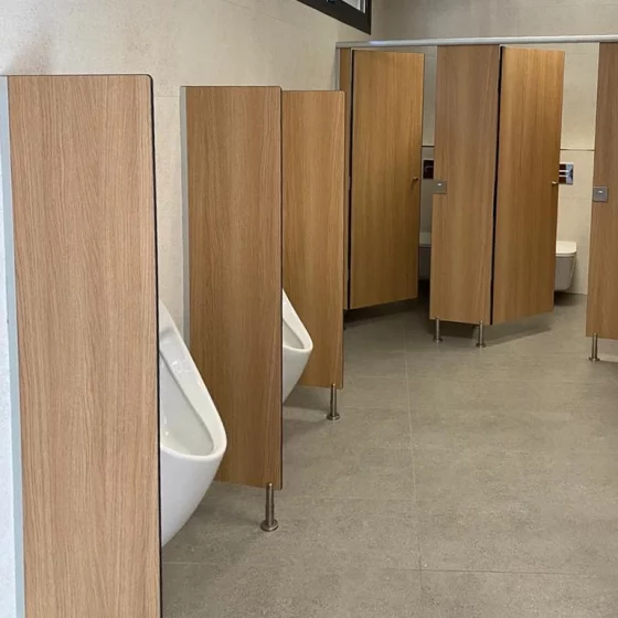 Cabinas sanitarias y separador de inodoro en material fenólico madera