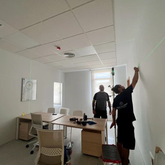 Instalación láminas decorativas con nivel láser