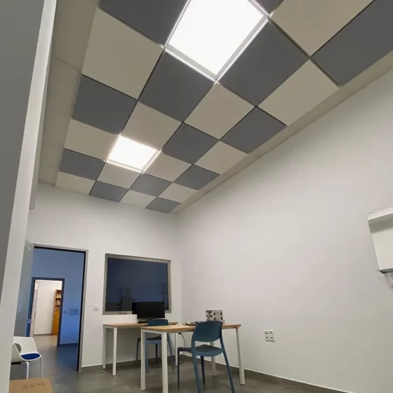 Acondicionamiento acústico laboratorios con paneles fonoabsorbentes